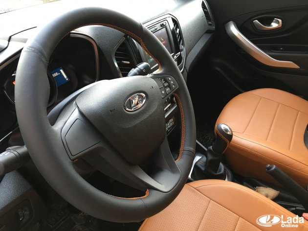 Кожаный руль на XRAY (строчка оранжевая)