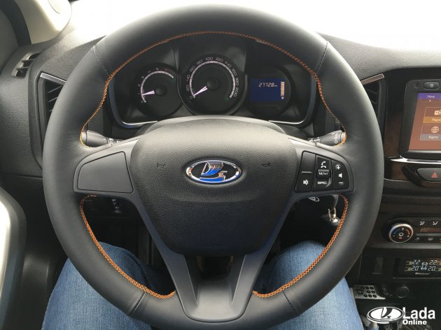 Кожаный руль на XRAY (строчка оранжевая)