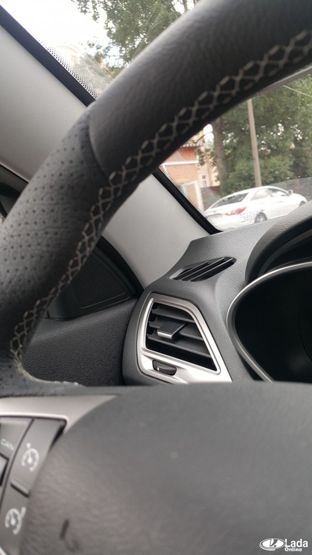 Кожаный руль на Весте (строчка белая)