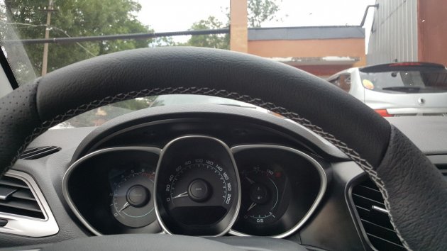 Кожаный руль на Весте (строчка белая)