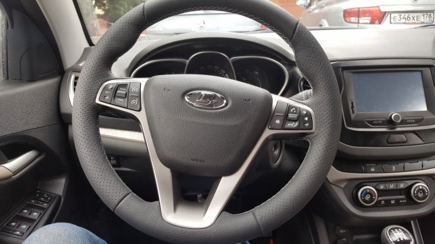 Кожаный руль на Весте (строчка белая)