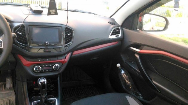 Салон Лада Веста обтянут пленкой «красный карбон»