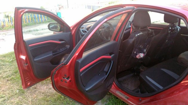 Салон Лада Веста обтянут пленкой «красный карбон»