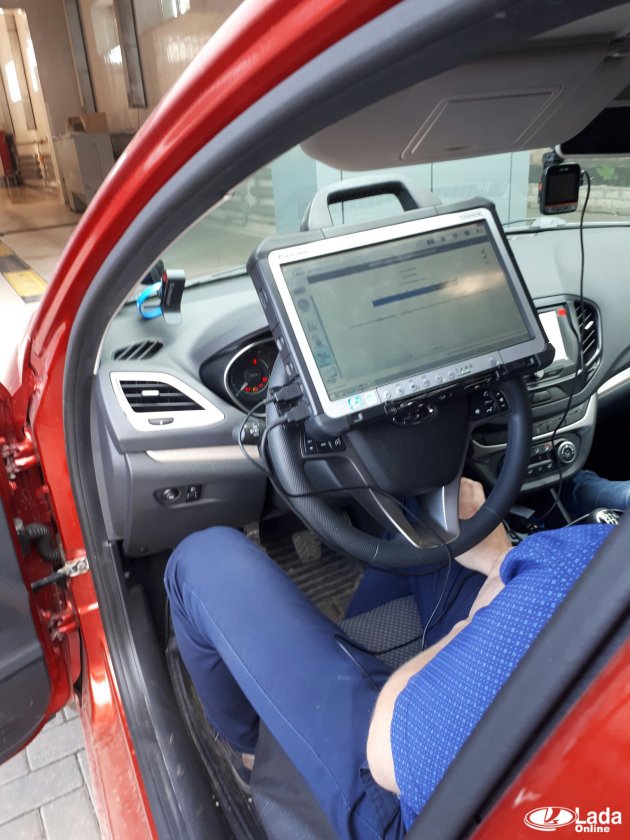 Процесс прошивки панели Весты на фото