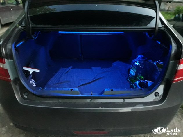 установка светодиодной ленты синего цвета в багажник Лада Веста