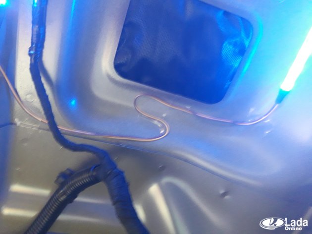 установка светодиодной ленты синего цвета в багажник Лада Веста