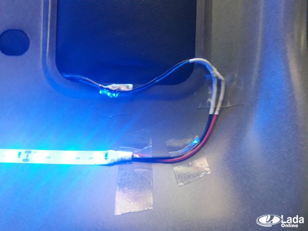 установка светодиодной ленты синего цвета в багажник Лада Веста