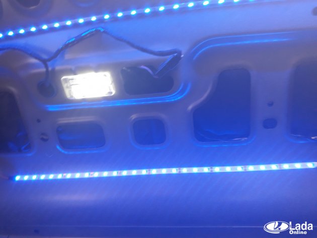 установка светодиодной ленты синего цвета в багажник Лада Веста