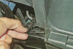 От левого брызговика отсоединить трубку для слива конденсата из поддона аккумулятора lada xray