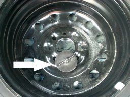 нестандартное крепление запаски в багажнике Лада Гранта