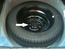 штатное крепление запаски в багажнике Лада Гранта