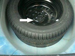 нестандартное крепление запаски в багажнике Лада Гранта