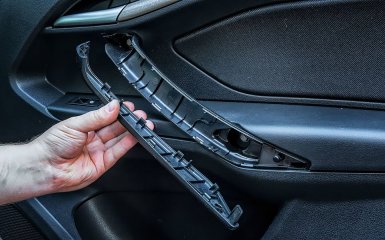 скрип в ручке двери Лада Веста