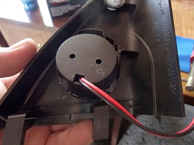 установить твитер в трегульник зеркала Весты при помощи термоклея