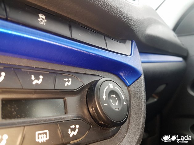 Салон Весты обтянут синей пленкой