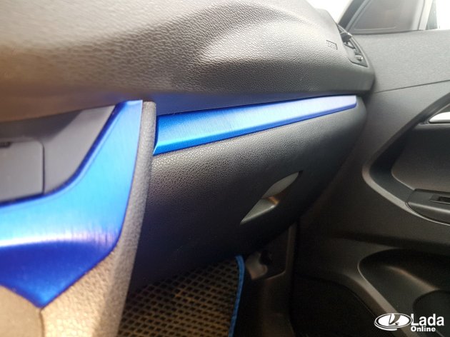 Салон Весты обтянут синей пленкой