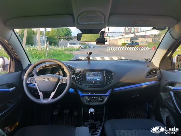 Салон Весты обтянут синей пленкой