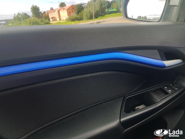 Салон Весты обтянут синей пленкой