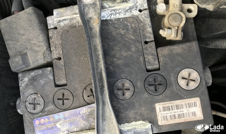 Налет на аккумуляторе авто, это нормально?