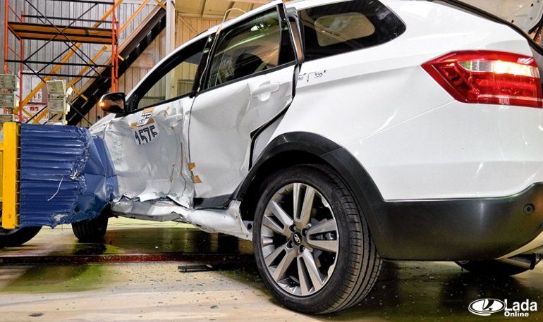 Первые подробности краш-теста универсала Лада Веста