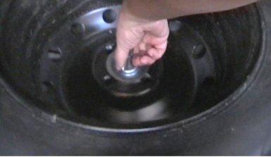 Снять запаску багажника лада веста