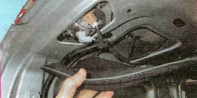 снять накладку крышки багажника лада веста