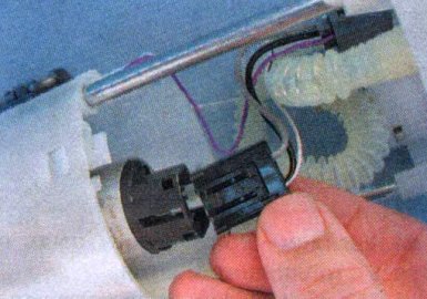 Замена датчика указателя уровня топлива на Лада Веста