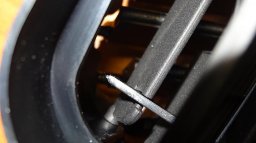 Укорачиваем пластиковый фиксатор, который упирается в корпус и сильно ограничивает ход заслонок. лада веста