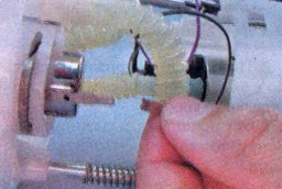 Замена датчика указателя уровня топлива на Лада Веста