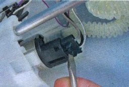 Замена датчика указателя уровня топлива на Лада Веста