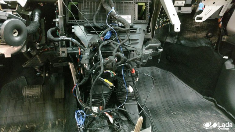 жгуты проводов под панелью Лада Веста