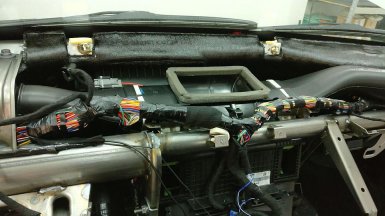 штатная шумоизоляция моторного щита в салоне Лада Веста