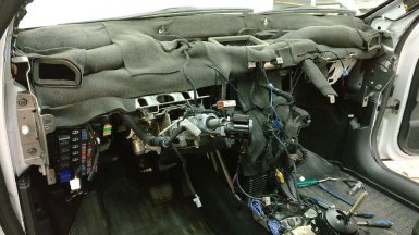 шумоизоляция моторного щита в салоне Лада Веста