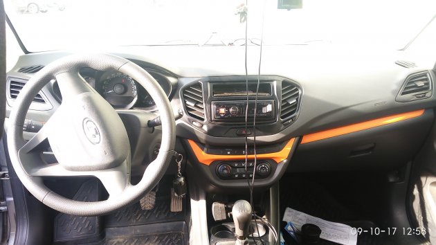 Оранжевая пленка в салоне Лада Веста