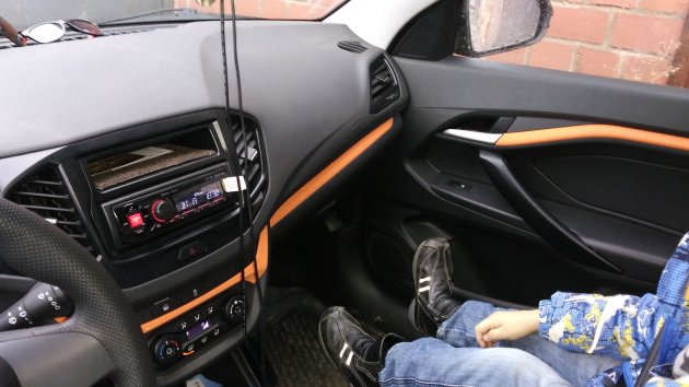 Оранжевая пленка в салоне Лада Веста