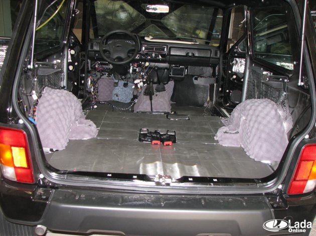 Пример шумоизоляции пола Lada 4x4 Urban (Нива 2121)