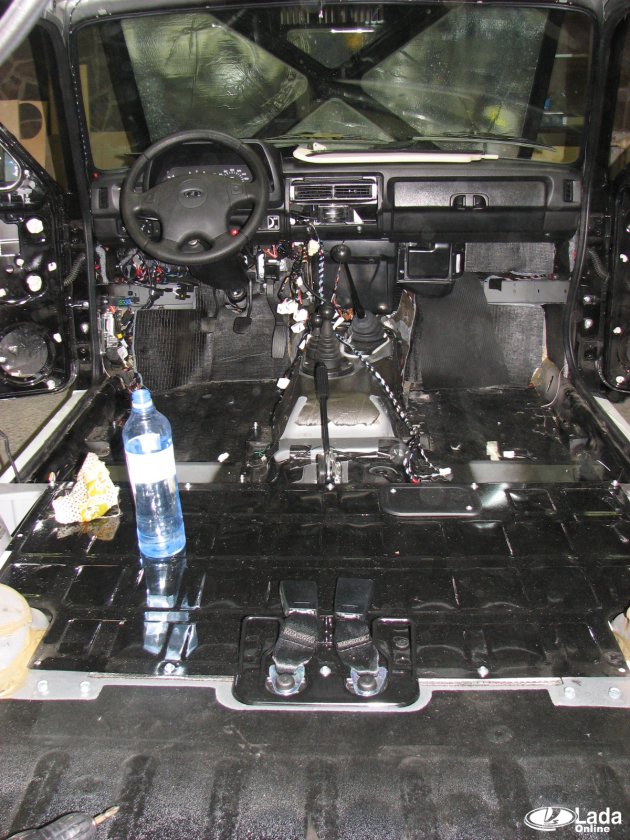 Пример шумоизоляции пола Lada 4x4 Urban (Нива 2121)