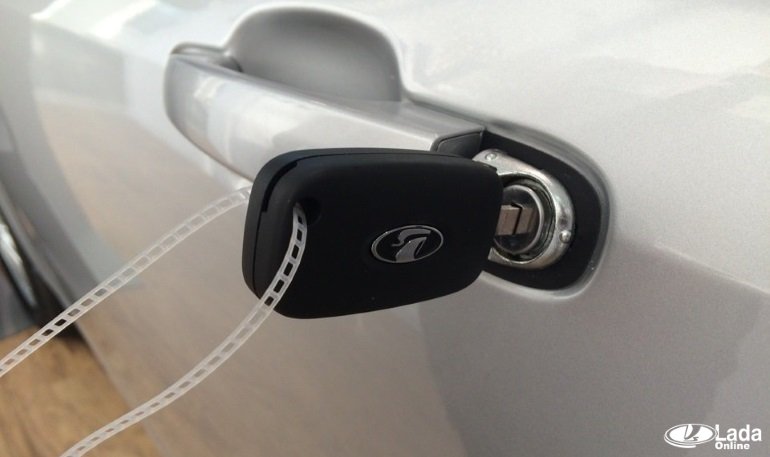 Как открыть/закрыть Lada Vesta если сел аккумулятор (вручную)