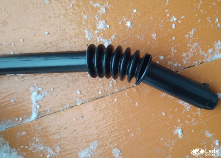 Если треснула трубка охлаждения бардачка на Lada Vesta и XRAY