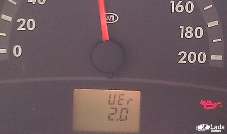 Что значит надпись UEr 2.0 на панели приборов?