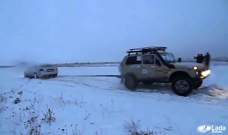 Перетягивание каната на снегу (Audi S6 Quattro vs Lada Niva 4x4)