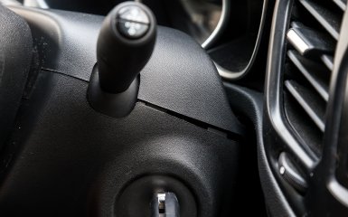 С правой стороны сломалась защелка кожух облицовки рулевой колонки