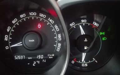 В движении стрелка температуры охлаждающей жидкости указывает на 70 градусов