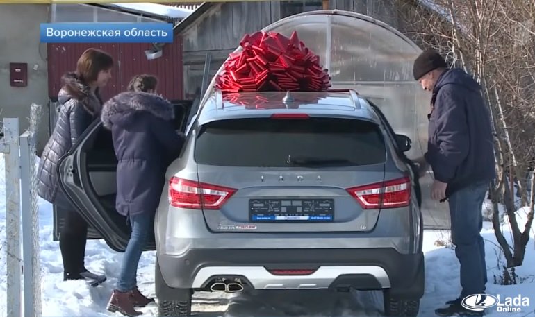 Футболисты сборной России подарили девочке Lada Vesta SW Cross