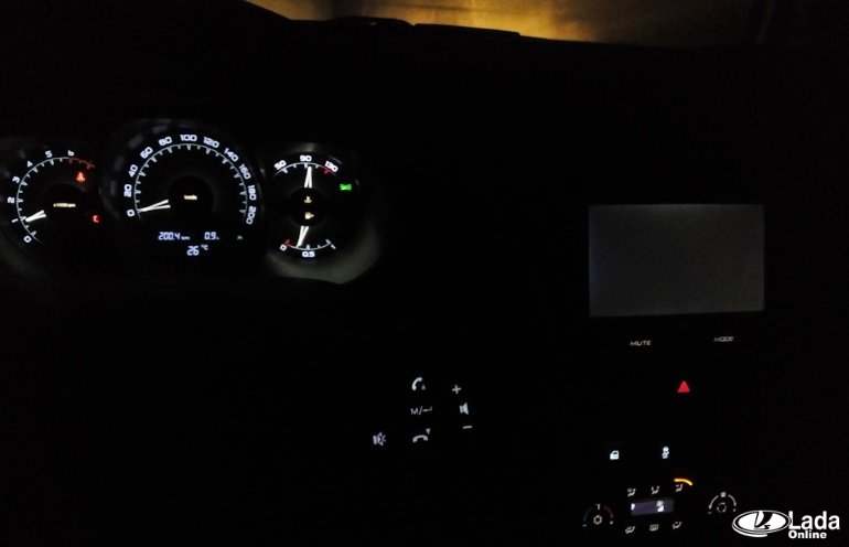 черное фото на экране штатной ММС Lada Vesta