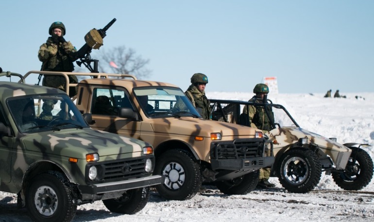 На военных учениях показали две специальные версии Lada 4x4 и багги