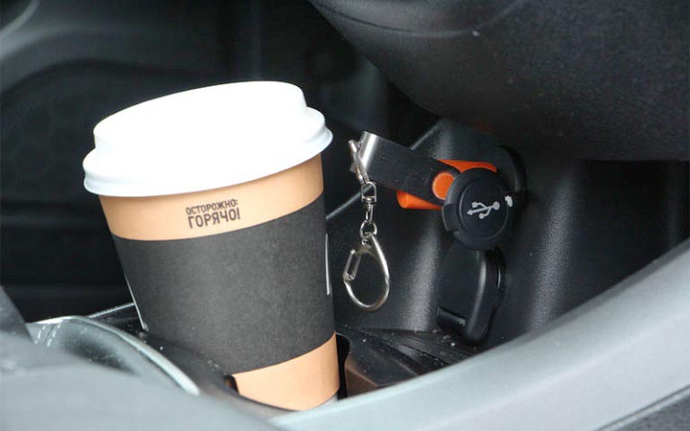 неудачное расположение розетки в lada vesta