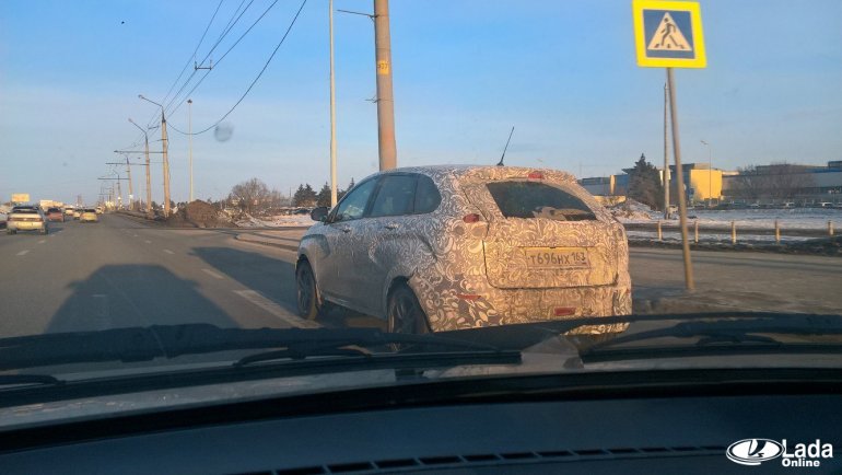 Первые фото серийного Lada XRAY Cross в камуфляжной пленке