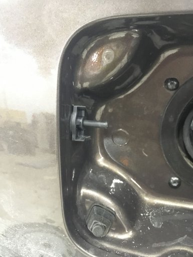 Установка запираемого лючка бензобака на Lada Vesta