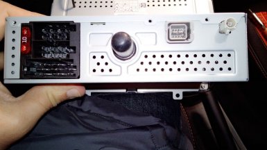 снять крышку магнитолы веста